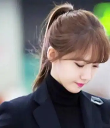 把顺直的头发扎成了一个高位的马尾发武装,前面还是好看的空气刘海