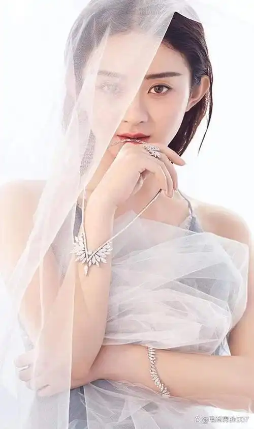 和吴亦凡,张碧晨撕扯不清,被骂上热搜的赵丽颖,一点也不亏!