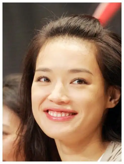 国字脸塌鼻梁大嘴巴凭什么她却那么美