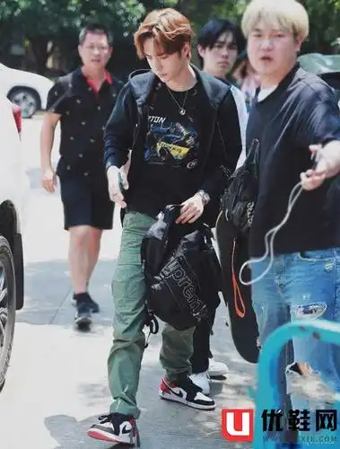 刺子绣 nike dunk sb low王一博在生日当天上脚刚刚发售的刺子绣 nike