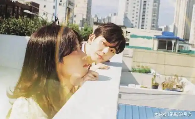 嘴角还有一丝血迹.