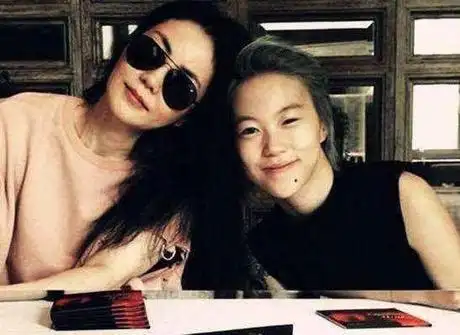 窦靖童独自现身机场简单潇洒 网友:她继承了王菲的全部优点