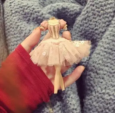 崔雪莉ins账号晒"断头断手"娃娃照片引争议 网友直呼恐怖