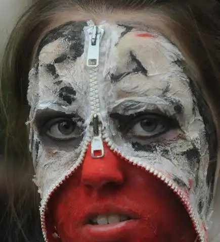 捷克首都举行僵尸游行 女子脸部装"拉链"超惊悚