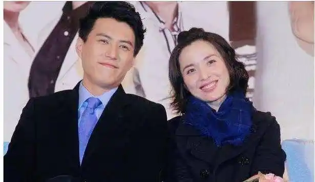 原创靳东与好友聚餐被拍还与女性单独唱歌网友不怕老婆吃醋