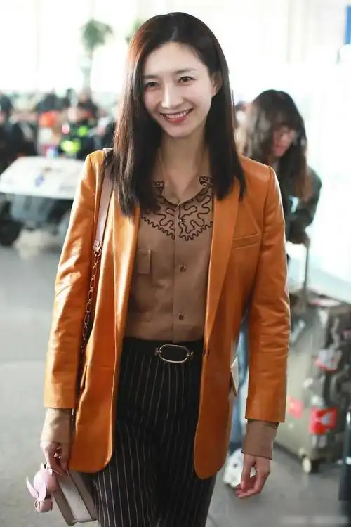 江疏影身材有多好穿紧身裤显得腿缝这么大看着太骨感了