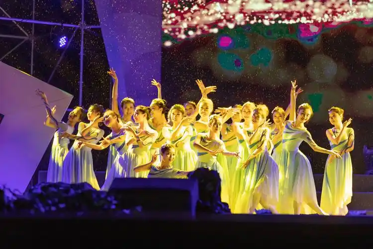 第十二届"西华秋韵"文艺晚会举行 难忘的精彩时光