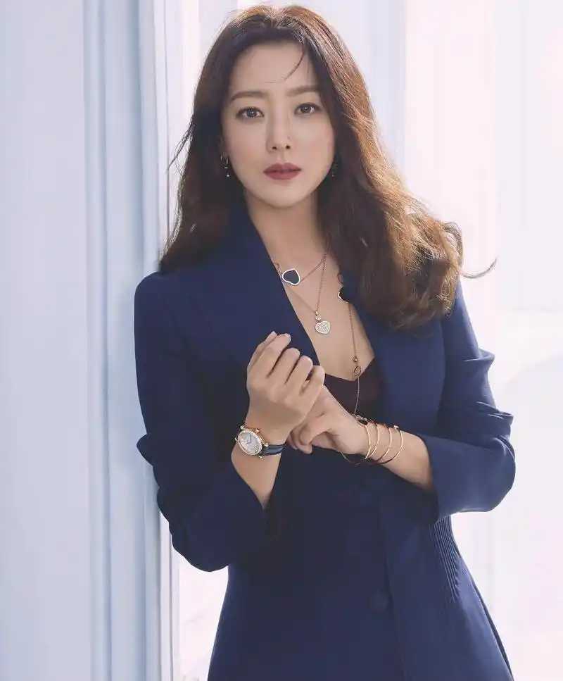 金喜善很有贵妇气质范穿衬衫搭黄色半身裙简约高级超漂亮