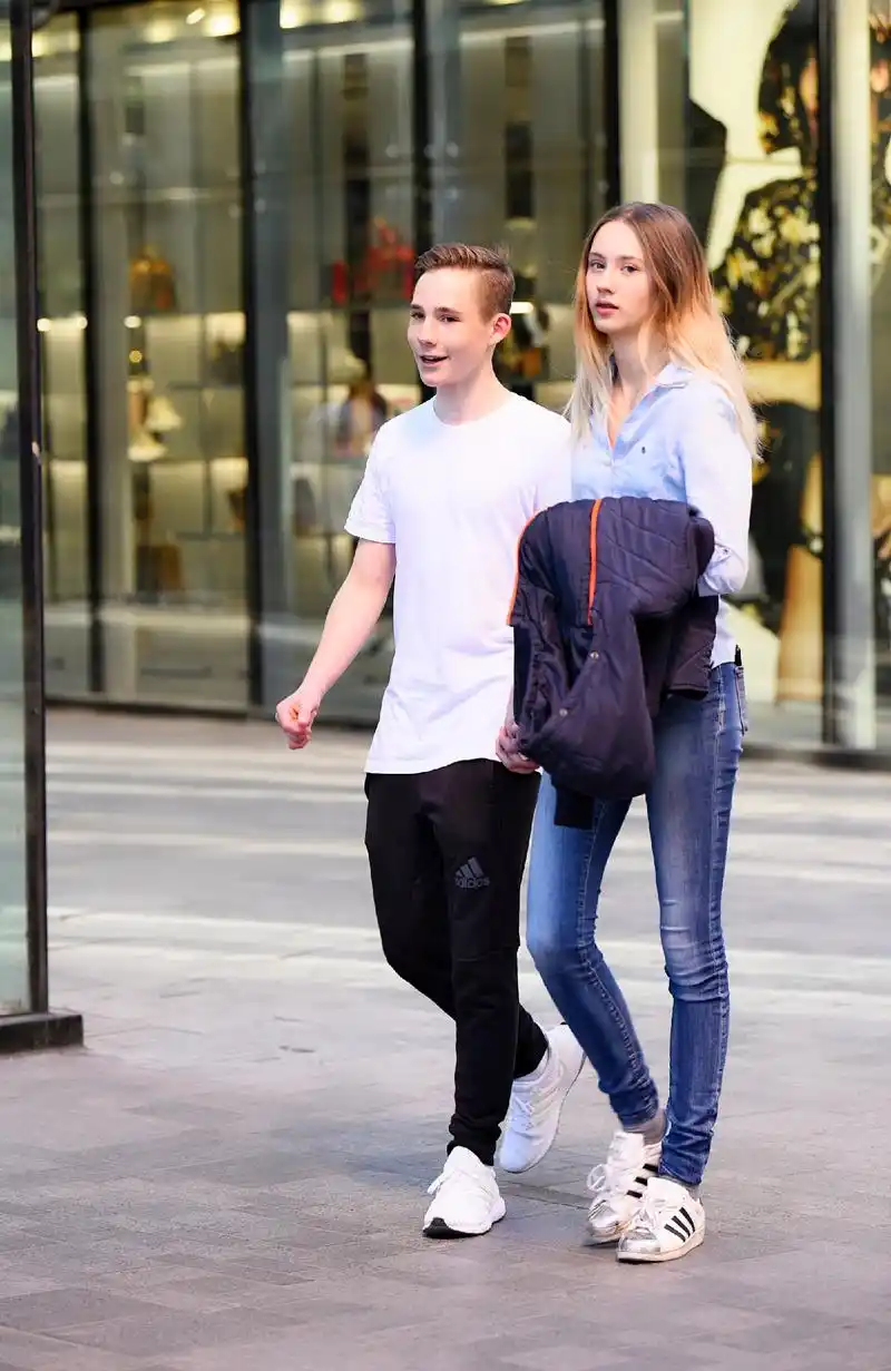 来看一看时尚街区的小情侣逛街时,会选择怎样的衣装搭配呢?