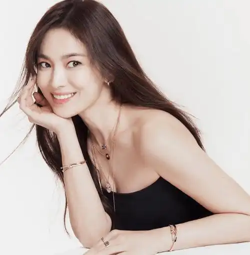 宋慧乔拍珠宝写真女神范儿, 穿抹身材裙锁骨迷人_气质_长发_笑容