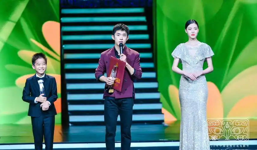 原创易烊千玺生图曝光五官精致状态良好却因身高引质疑