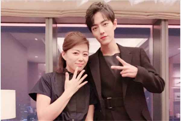 肖战合照都是面瘫笑可是遇到她网友隔着屏幕都闻到酸味