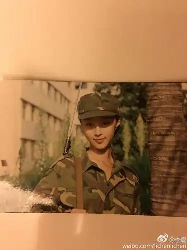 李晨撒狗粮晒范冰冰军装旧照范小瘦天天开心