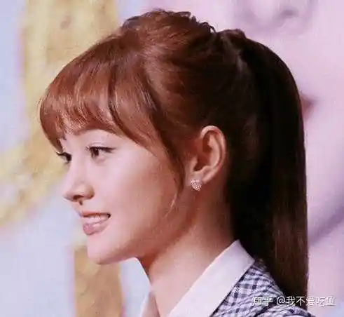 有刘海的两边碎发最好从刘海里分出来的较长的头发,如果直接从鬓角分