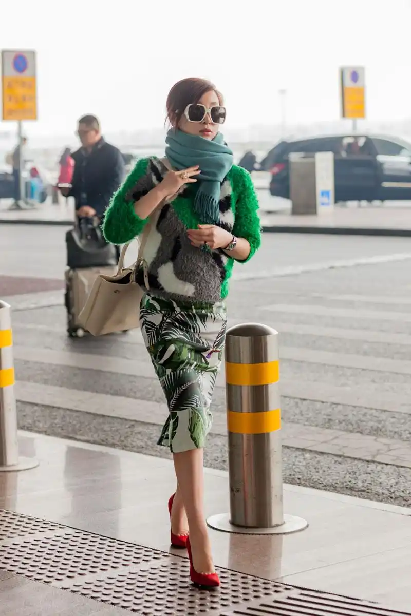 秦海璐潮装现身机场 短裙俏皮吸睛指数高