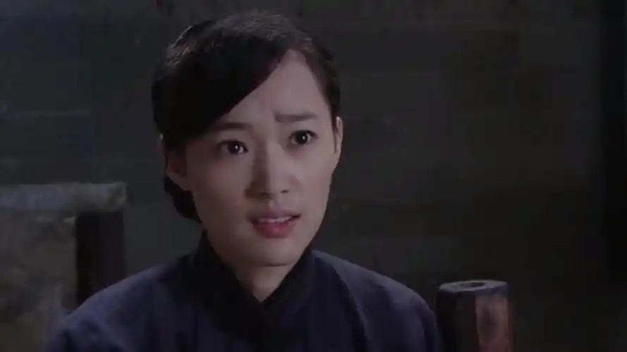 围屋里的桃花寡妇半夜到更夫房间掏出一封信原来关系不简单