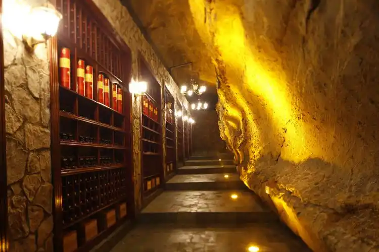 洞内酒窖