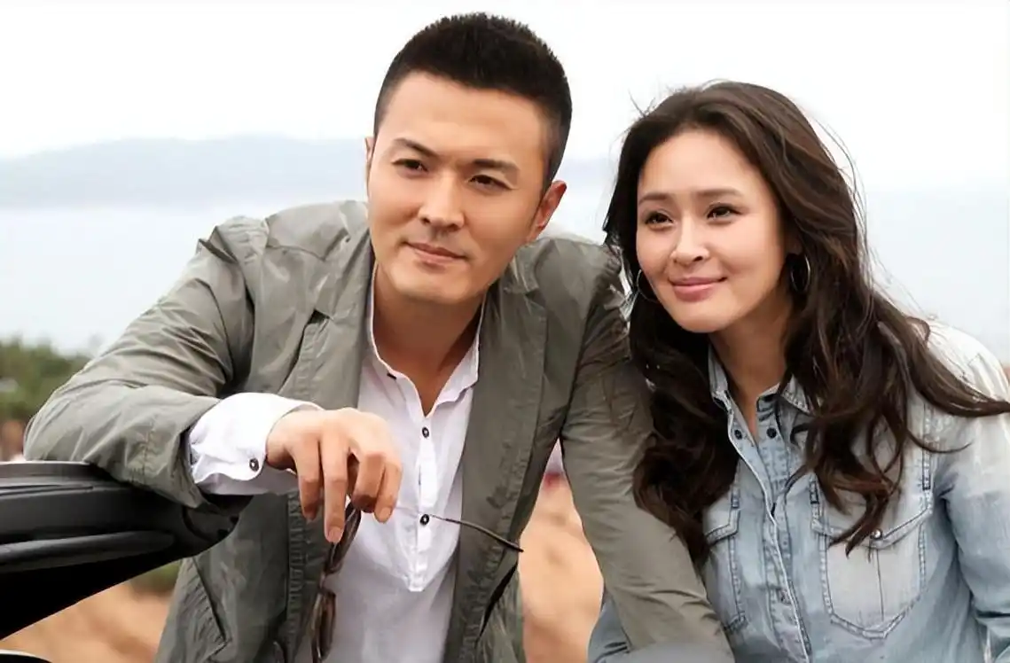 《门第》罗小贝扮演者于明加坐地铁被偶遇,认真看书的样子真美