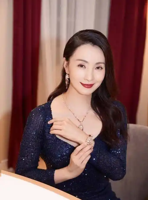 打心眼里觉得小陶虹look特好看,气质从不上限!_的设计_增加了_礼服