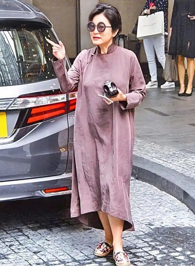 林青霞是54年11月3日出生的,有多少七十多的人能有这个气质,她比