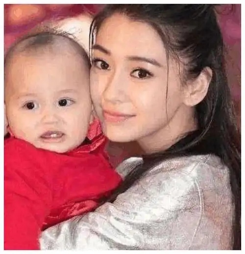 黄晓明2岁儿子照片曝光,网友:终于知道baby到底整没整容