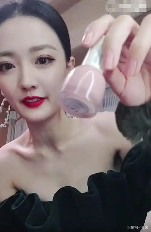 知名演员徐璐风格大变!穿抹胸裙化身性感御姐,耳环快比半张脸大