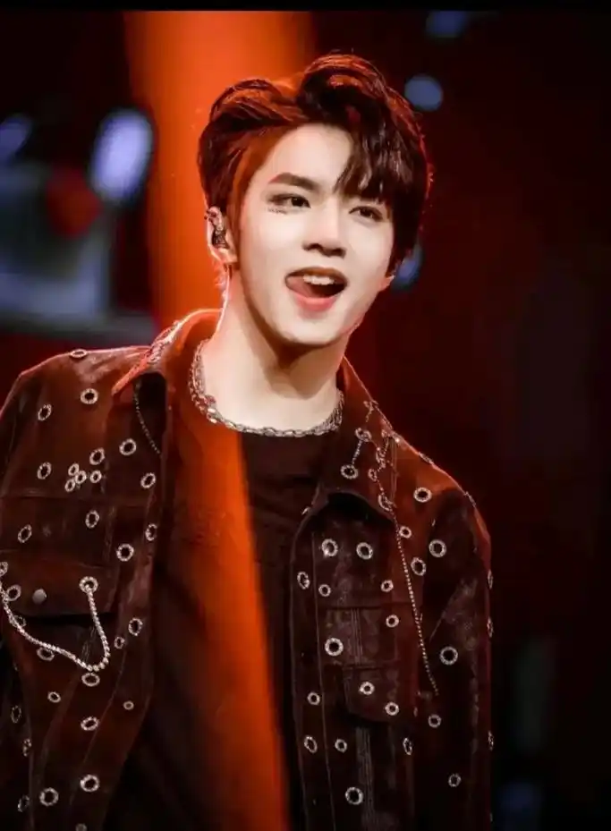 别见外叫我老公好吧?刘耀文染发只染一半,撩妹只撩一片00#刘 - 抖音