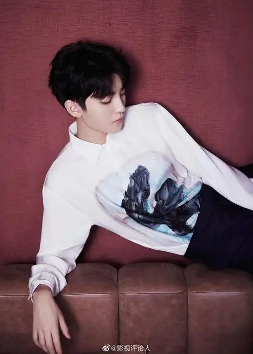 王俊凯迪奥活动造型图 经典黑白撞色搭配绝美眼神