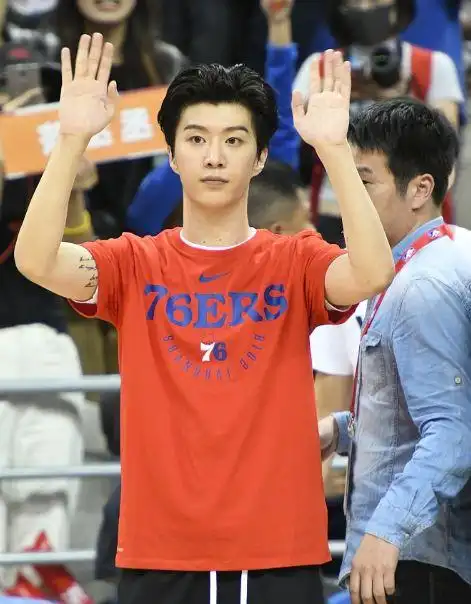 范丞丞现身篮球活动,素颜秒变大方脸,网友:一笑跟哭似的