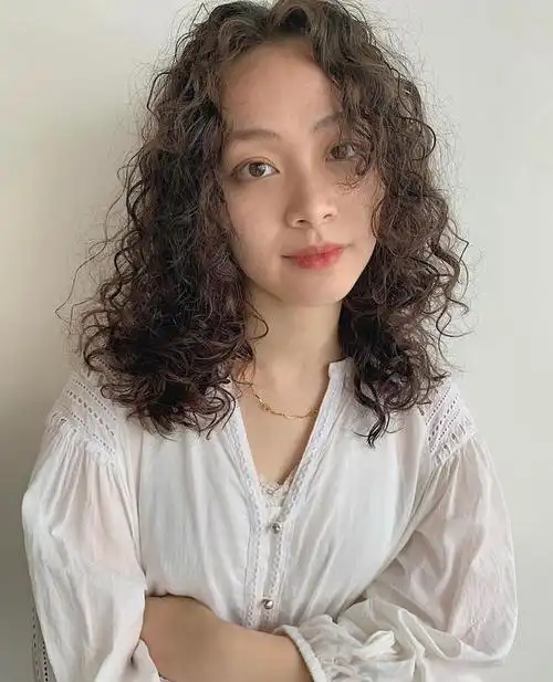 自然飘逸的小卷发自然飘逸的小卷发是一种轻盈而随意