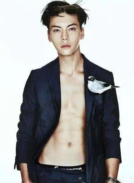 男星都喜欢"炫腹肌"?张艺兴王一博还好,看蔡徐坤:九九归一?