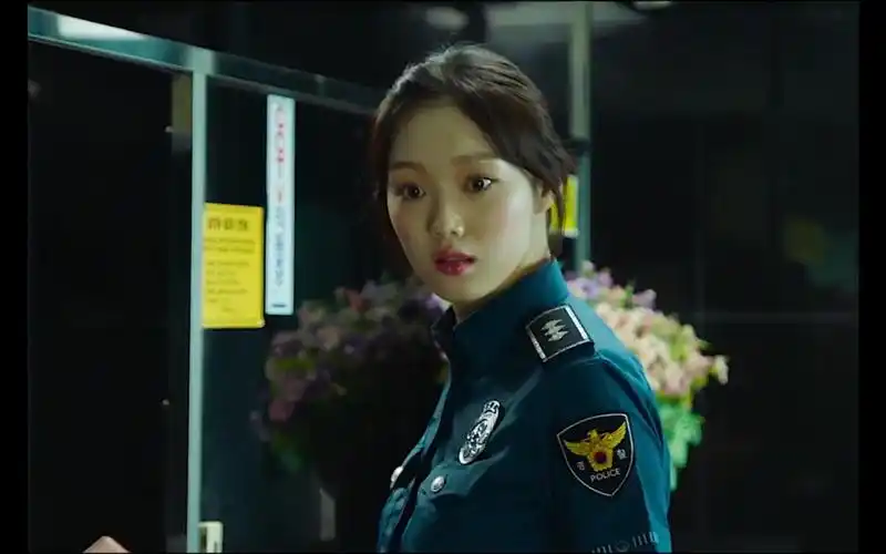 李圣经#搞笑#沙雕#这女警身材也太绝了吧!