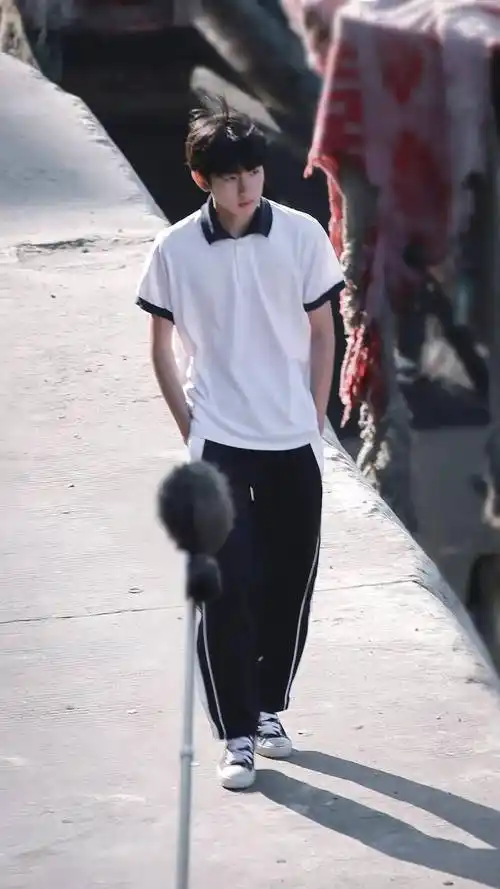 校服王源满满青春气息