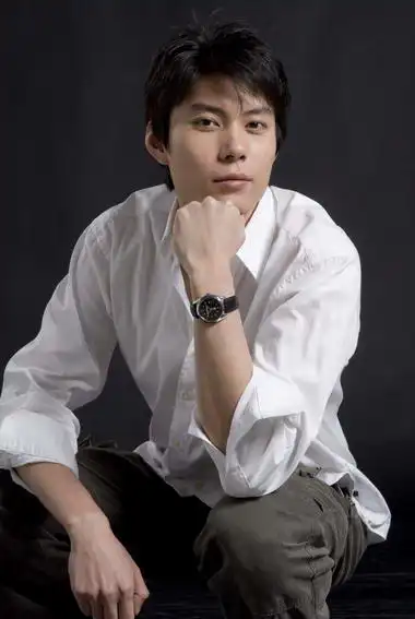 《满城全是金字塔》主演-艾伦饰芝华士教授