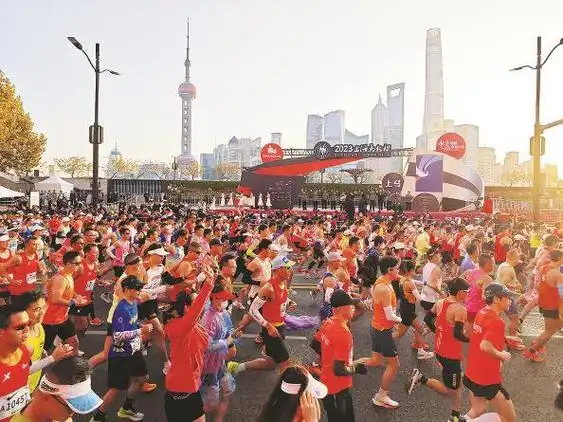 2023上海马拉松赛今晨开跑,3.8万名选手参加比赛 本报记者 刘歆 摄