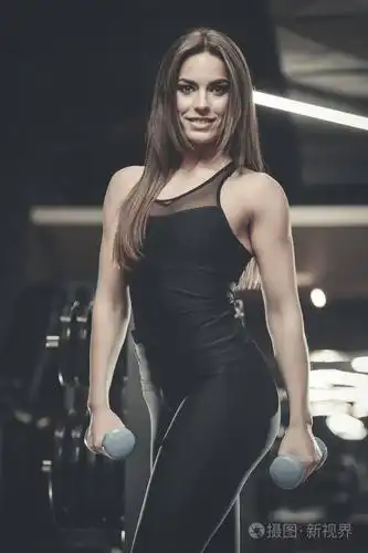 美丽,强壮,性感,运动的年轻白种人健身女孩,长发锻炼训练,在健身房