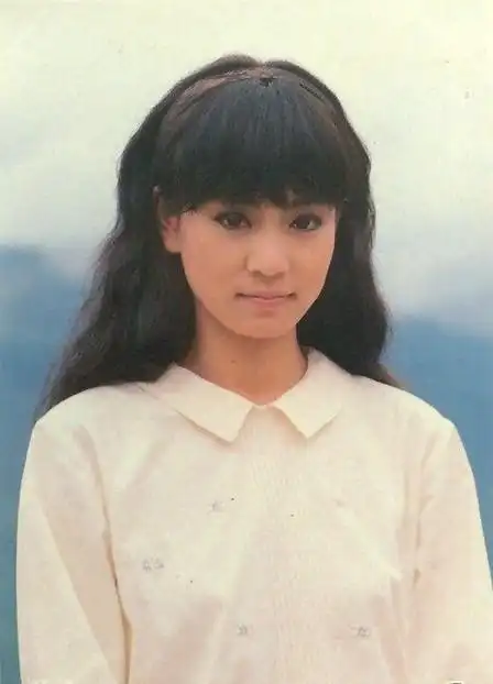 只是花开花谢中,镜中的我们添了华发,我们老了,琼瑶也老了,可年轻的你