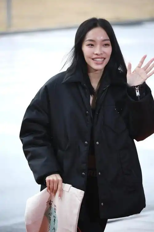 组图:《歌手》未官宣神秘女艺人现身 刘柏辛秀蛮腰slay全场