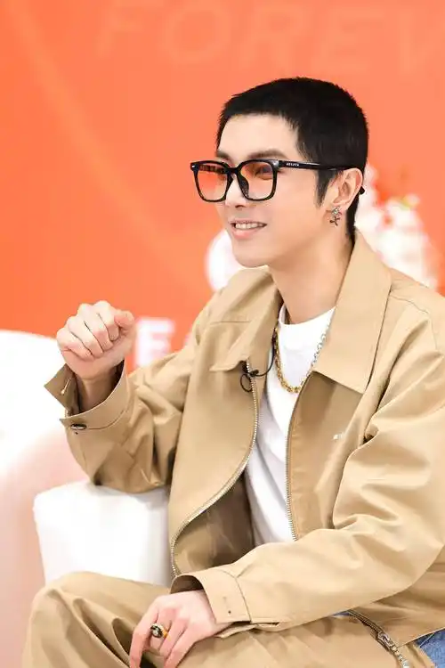 而且镜片是火星岩色,华晨宇佩戴上十分酷炫,马上种草同款了!