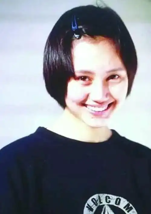 袁泉从小就是被宠在手心里的小公主.