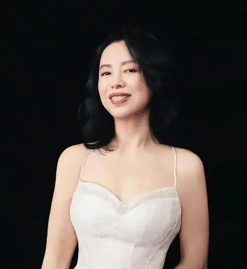 2024年蜕变巨大的黄绮珊暴露了娱乐圈容貌内卷的三种通病