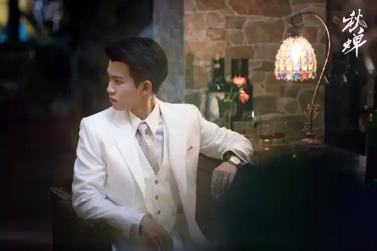 任嘉伦秋蝉白西装剧照图片