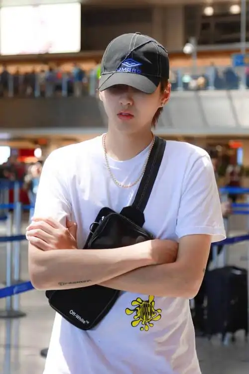 吴亦凡机场私服街拍照图片