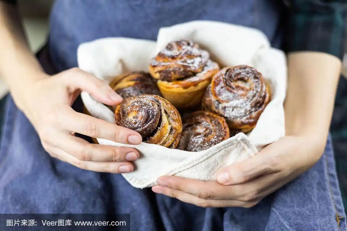 手里拿着奶油面包