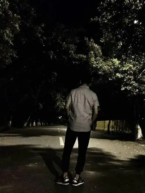 男人拍背影怎么摆姿势好看