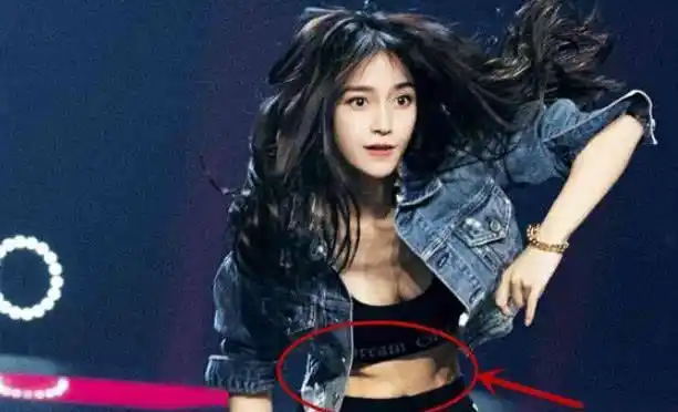 生过孩子的baby,现在腹肌都秀出来了,网友夸赞:简直美爆了