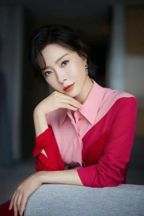 陈数的气质好难超越粉色拼接长裙显成熟女人魅力优雅又迷人