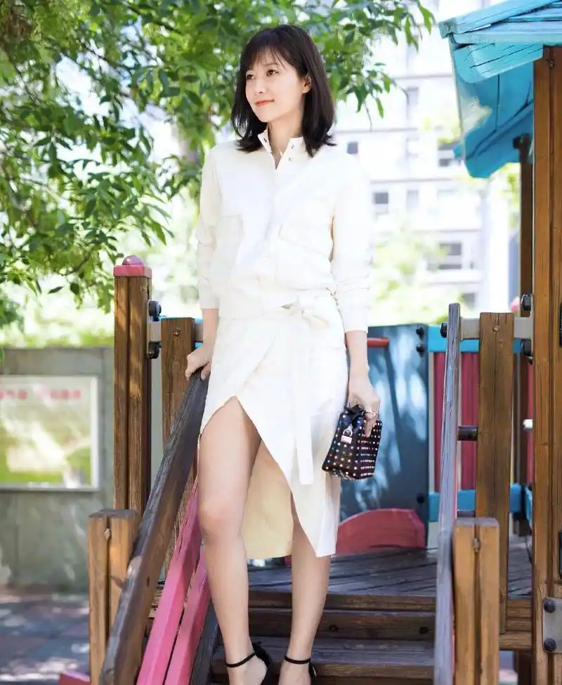 徐静蕾最新时尚街拍大片,网友:脚长的漂亮穿什么高跟鞋都好看