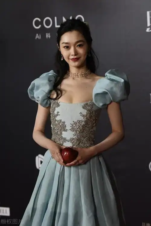 宋轶美成白雪公主穿复古风礼服带苹果走红毯果然是别有风味