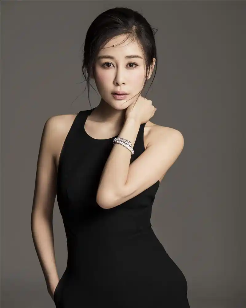 周扬曝最新知性写真 优雅妩媚身材吸睛